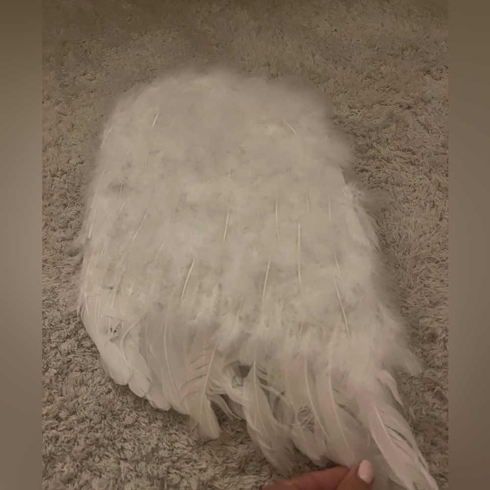 Chic White Feathered Women's Accessory
